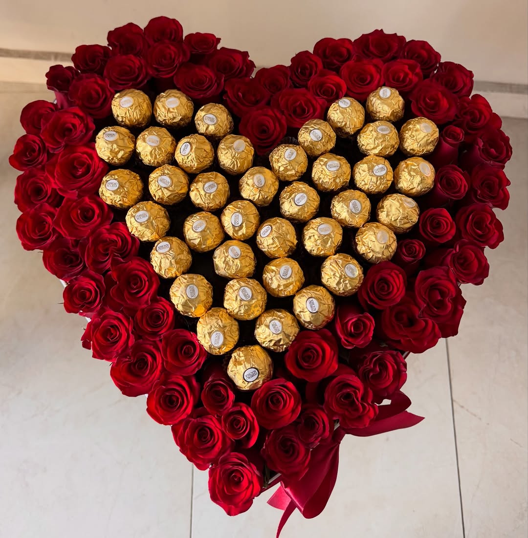 Buket Hati Mawar Merah Ferrero Rocher 1.643.000 - Florist Jakarta same day delivery