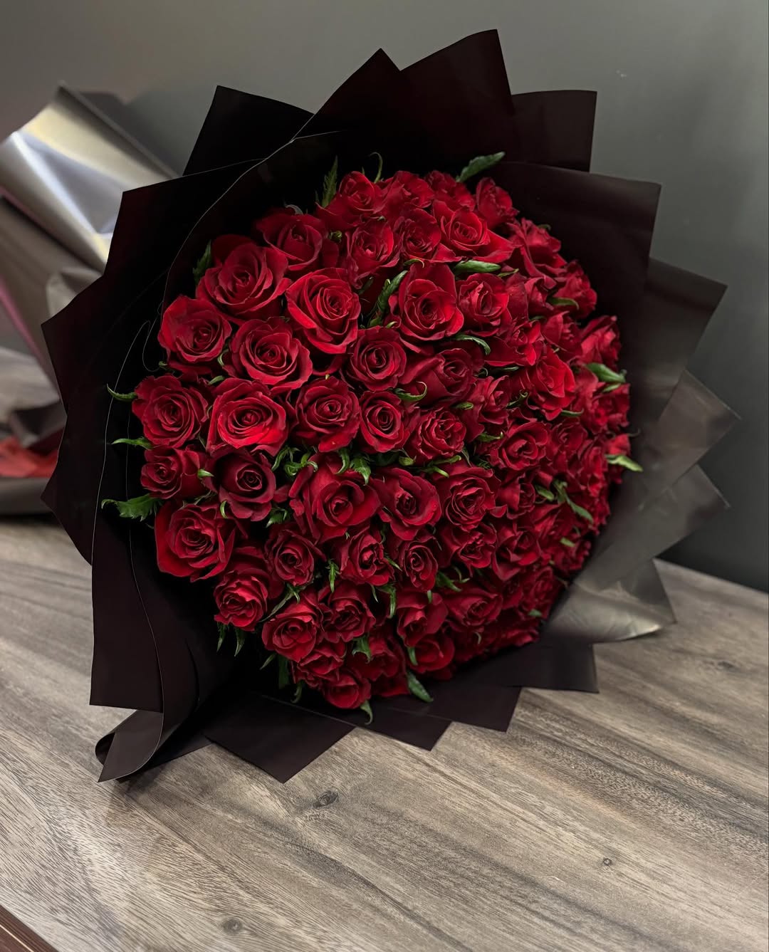Buket Tangan 100 Mawar Merah 999rb - Florist Jakarta same day delivery