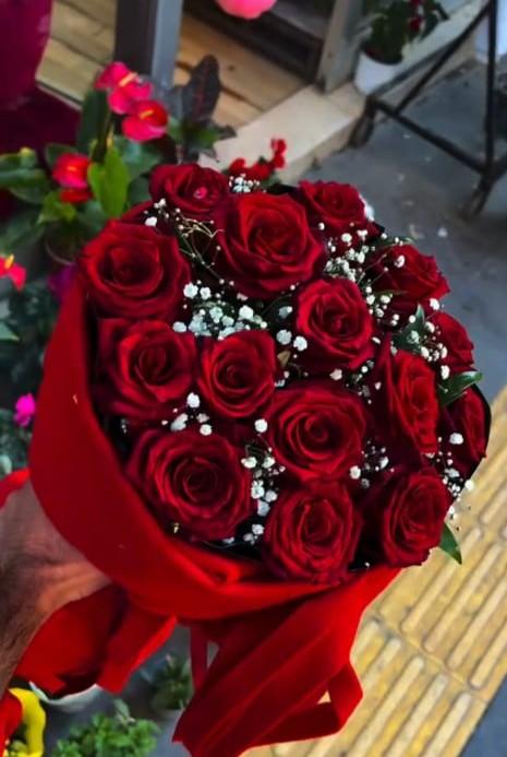 Buket Tangan Mawar Merah 493rb isi 15 tangkai - Florist Jakarta same day delivery