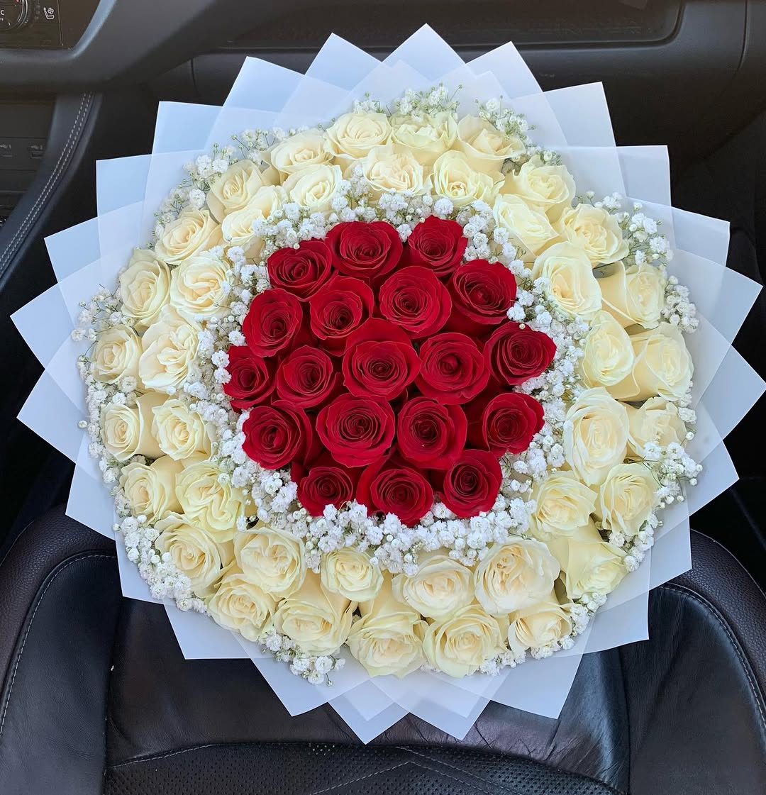 Buket Tangan Mawar Putih Merah 843rb isi 50 tangkai - Florist Jakarta same day delivery
