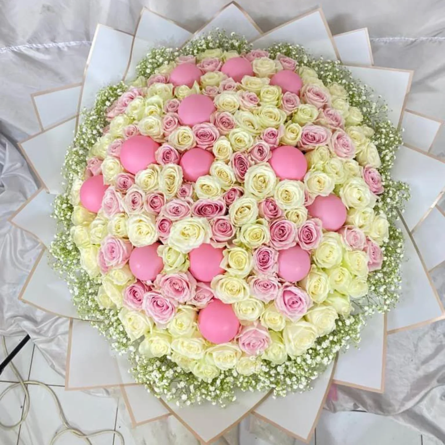 Buket Bulat Bunga Mawar Premium - Rangkaian Bunga Mewah - Buket Bulat Florist Jakarta kode WF-BKB-E-01