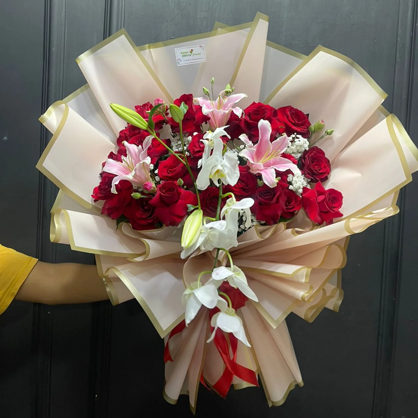 Buket Bunga Lily dan Mawar Putih - Hand Bouquet Elegan - Hand Bouquet Florist Jakarta kode WF-BK-L-01